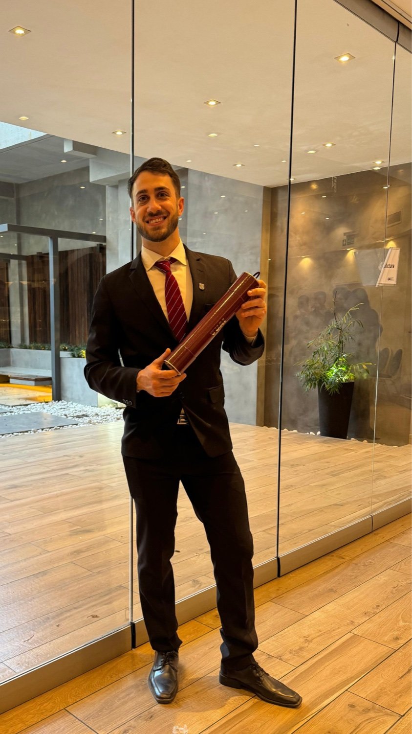 Lic. Nicolás Medina, licenciado en Actividad Física y Deportes, con su diploma.